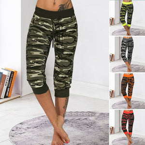 Pantalon capris à cordon de serrage et imprimé camouflage